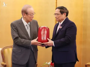 Người đứng đầu Chính phủ Việt Nam tặng quà, cảm ơn những tình cảm của ông Fukuda Yasuo và các thành viên trong gia đình dành cho Việt Nam