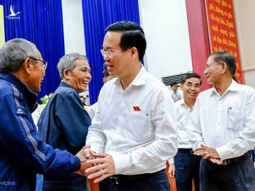 Chủ tịch nước Võ Văn Thưởng thăm hỏi người dân Đà Nẵng sau buổi tiếp xúc cử tri. 
