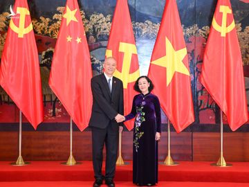 Thường trực Ban Bí thư Trương Thị Mai (phải) và Bí thư Ban Bí thư đảng Cộng sản Trung Quốc Thái Kỳ trong cuộc gặp tối 12/12. 