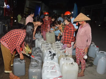 Người dân tỉnh Tiền Giang tập trung lấy nước tại các điểm cấp nước miễn phí.