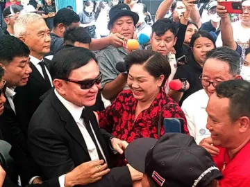 Cựu thủ tướng Thái Lan Thaksin Shinawatra được chào đón tại tỉnh Nakhon Ratchasima hôm 25/5.