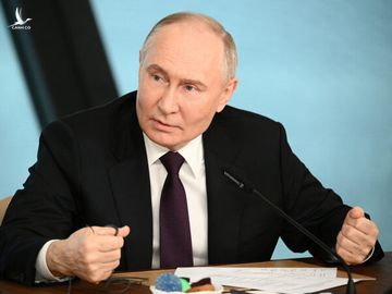 Tổng thống Nga Vladimir Putin trao đổi với đại diện các hãng thông tấn quốc tế tại thành phố St. Petersburg ngày 5/6.