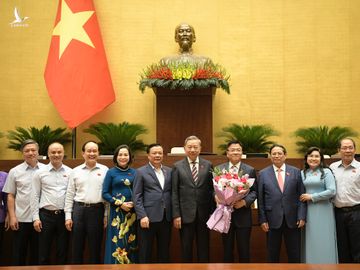 Lãnh đạo Đảng, Nhà nước tặng hoa chúc mừng tân Phó thủ tướng Lê Thành Long.