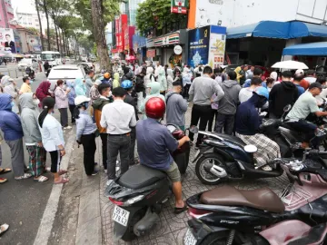 Theo Ngân hàng Nhà nước, bên cạnh những người mua thật, có những người xếp hàng thuê để gom vàng.