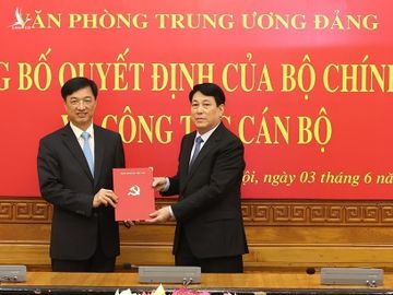 Thượng tướng Nguyễn Duy Ngọc (trái) nhận quyết định phân công của Bộ Chính trị từ đại tướng Lương Cường, Ủy viên Bộ Chính trị, Thường trực Ban Bí thư.