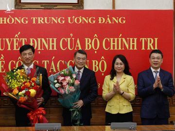 Các Phó chánh văn phòng Trung ương Đảng tặng hoa chúc mừng ông Lê Minh Hưng (thứ 3 từ phải qua - Trưởng ban Tổ chức Trung ương, nguyên Chánh văn phòng Trung ương Đảng) và ông Nguyễn Duy Ngọc (tân Chánh văn phòng Trung ương Đảng).