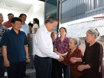 Tổng bí thư Tô Lâm hỏi thăm sức khỏe, đời sống của người cao tuổi.