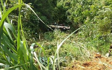 Quảng Ninh: Xe chở 20 du khách lao xuống vực, 2 người chết
