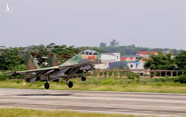 Sĩ quan trẻ Singapore ngưỡng mộ trung đoàn Su-30MK2 Việt Nam