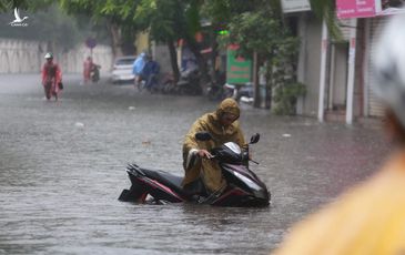 Mưa lớn, nhiều tuyến đường Hà Nội ngập sâu nửa mét