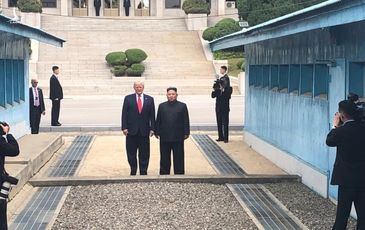 ‘Thời khắc lịch sử’ ông Trump bước sang đất Triều Tiên gặp Kim Jong Un