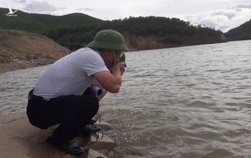 Nước hồ chuyển màu, Phó chủ tịch Hà Tĩnh vô tư rửa mặt