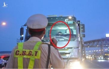 Cố thủ không hợp tác với CSGT, chủ xe bị phạt 30 triệu đồng