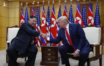 Bước chân “lịch sử” và những bất ngờ trong cuộc gặp Trump-Kim tại DMZ