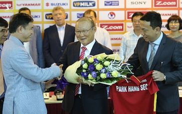 HLV Park Hang Seo hoãn đàm phán với VFF, mừng mà lo