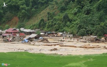 Bản làng tan hoang, người dân gào khóc sau trận lũ dữ