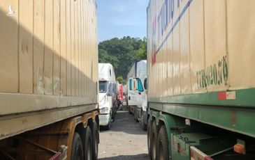 Trung Quốc bất ngờ cấm hàng trăm xe container VN qua biên giới