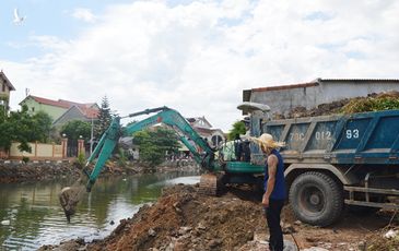 Xót xa thấy kênh đầy rác, Tý “khùng” bỏ tiền thuê máy làm sạch