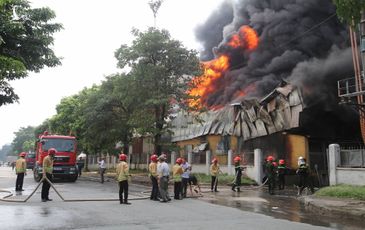 Cháy ở khu công nghiệp sát Aeon Mall, khói bốc hàng chục mét