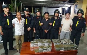 Cảnh sát đập kính ôtô bắt nhóm buôn 120 bánh heroin trên cao tốc