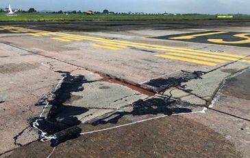 Đường băng sân bay Nội Bài toang hoác, trồi bùn, không được sửa: Trách nhiệm thuộc về ai?