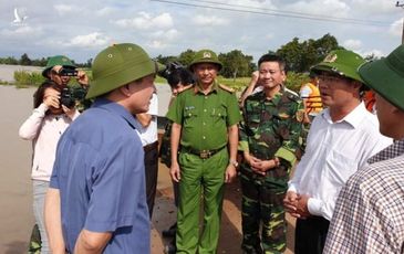 Công an, Bộ đội dầm mình trong lũ di dời dân đến nơi an toàn