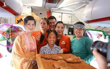 Ai cho phép bà Tân Vlog đưa bánh Trung thu “siêu to” lên máy bay Jetstar?