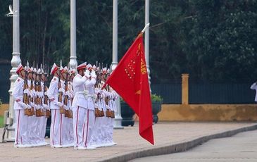 ‘Ngày ngày mặt trời đi qua trên Lăng, thấy một mặt trời trong Lăng rất đỏ’