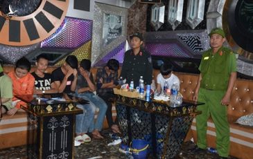 100 cảnh sát đột kích quán karaoke, phát hiện hàng chục đối tượng phê ma túy