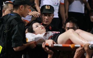 Công an truy tìm người bắn pháo sáng trúng cổ động viên nữ