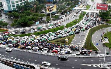 Sân bay Tân Sơn Nhất bên ngoài kẹt xe, bên trong kẹt máy bay