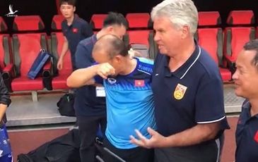 HLV Park Hang Seo bật khóc khi gặp Guus Hiddink