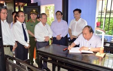 Thủ tướng xúc động thăm ngôi nhà thuở thiếu thời của Bác Hồ ở Huế