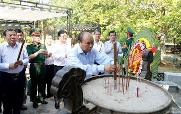 Thủ tướng Nguyễn Xuân Phúc viếng các anh hùng, liệt sĩ tại Quảng Trị