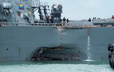 Nguyên nhân bất ngờ khiến tàu khu trục USS John S. McCain của Hải quân Mỹ bị đâm thủng