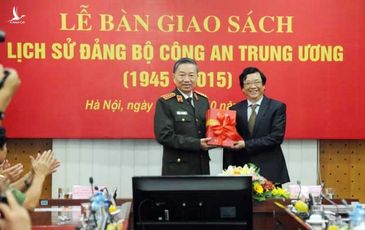 Bàn giao cuốn sách “Lịch sử Đảng bộ Công an Trung ương (1945 – 2015)”