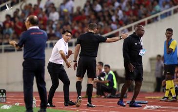 Thua Việt Nam, cầu thủ và BHL Malaysia nổi giận quây trọng tài đòi penalty