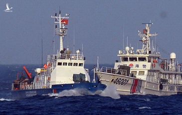 Hai tàu cảnh sát biển Trung Quốc áp sát ngăn cản ngư dân trục vớt tàu gặp nạn