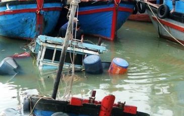 Ca nô Trung Quốc ngăn cản trục vớt tàu cá Việt Nam bị chìm ở Hoàng Sa