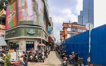 Đại công trường metro Sài Gòn chậm trễ, người dân điêu đứng