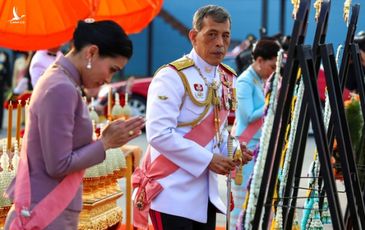 Quốc vương Thái Lan sa thải tiếp 4 cận vệ vì “hành vi sai trái cực kỳ tồi tệ” và “ngoại tình”