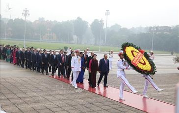 Các đại biểu Quốc hội vào Lăng viếng Chủ tịch Hồ Chí Minh