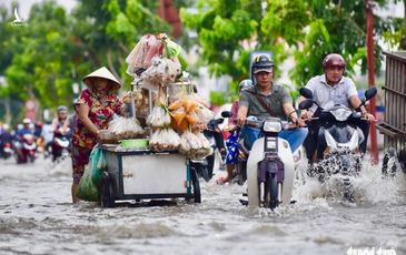 Triều cường lại lênh láng nhiều đường phố TP.HCM