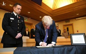 Thủ tướng Boris Johnson ký sổ tang chia buồn vụ 39 thi thể trong xe tải ở Anh