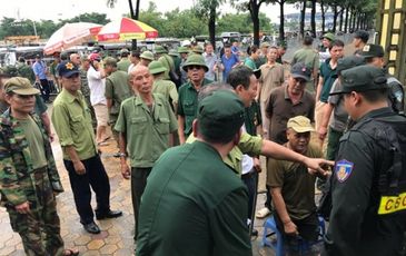 Nhiều thương binh phá cổng trụ sở VFF đòi vé trận Việt Nam-Malaysia