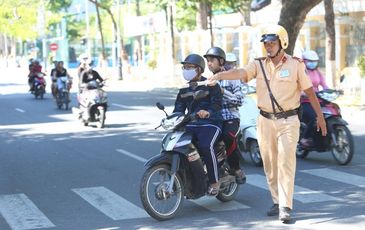 Đề xuất trang bị thêm súng ngắn, súng trường cho CSGT khi làm nhiệm vụ có nên hay không?