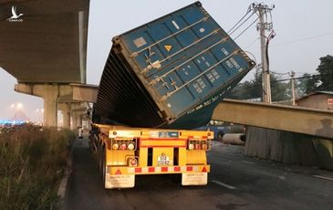 Dầm bê tông cầu bộ hành đè bẹp container ở TP.HCM