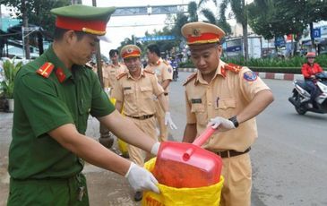 Cảnh sát giao thông tỉnh Bạc Liêu chung tay làm sạch môi trường