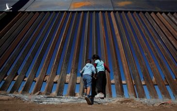 Bức tường biên giới “bất khả chiến bại” của ông Donald Trump thua chiếc cưa 100 USD