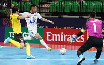 Đang thi đấu, quả bóng vàng futsal Việt Nam ngồi trên bóng buộc giày câu giờ phản cảm